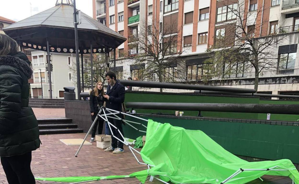 Imagen de la agresión sufrida por Vox en Sestao durante la campaña electoral.E