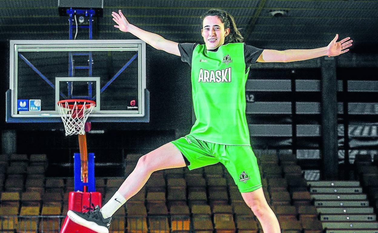 La jugadora Cristina Molinuevo posa de manera acrobática antes de un entrenamiento con el Araski. 
