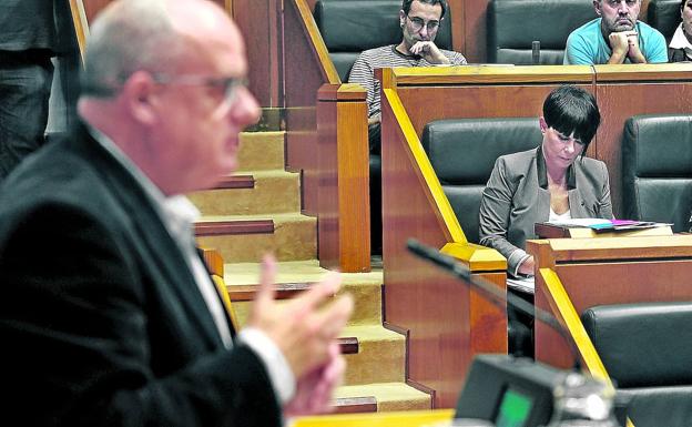 Joseba Egibar, en un momento de su intervención sobre la que toma notas Maddalen Iriarte, jefa de filas de EH Bildu.