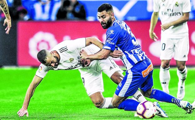 Rubén Duarte frena a Karim Benzema en el partido de la pasada temporada en Mendizorroza.