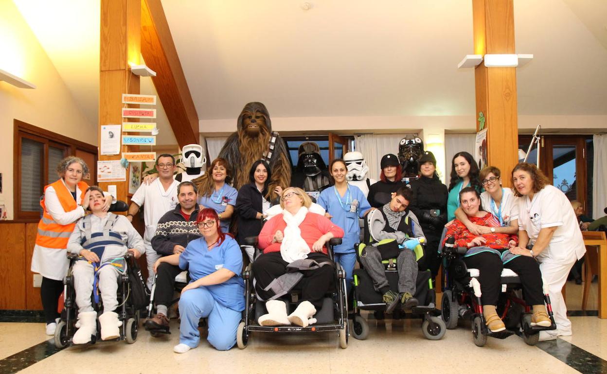 Personajes de Star Wars ayer en el centro de Peñota. 