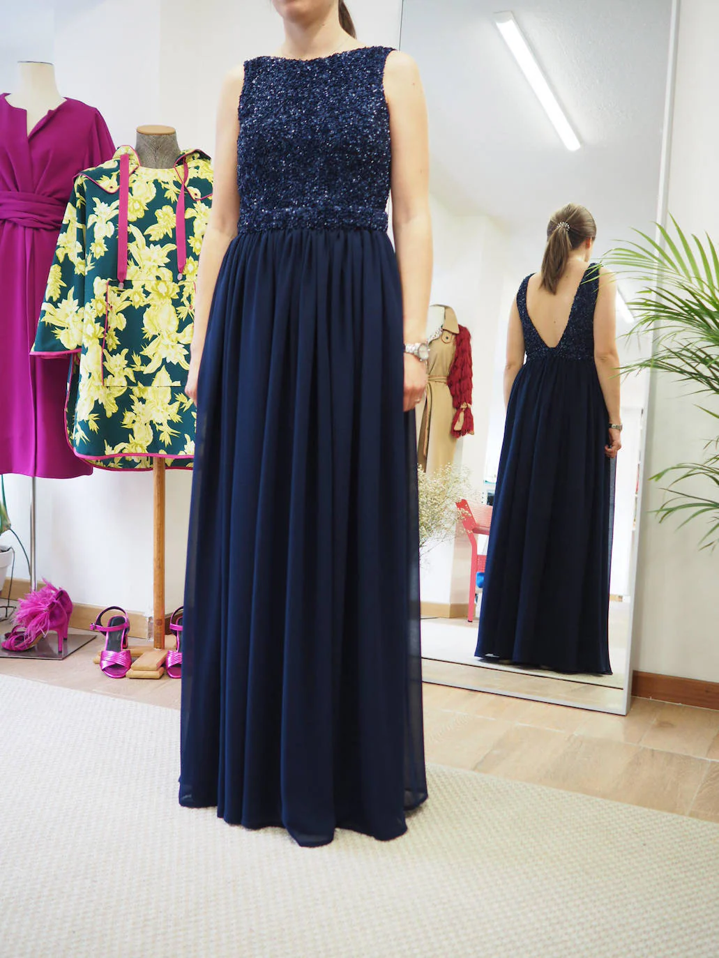 Vestido azul oscuro largo confeccionado en dos piezas: un body en paillettes y una falda realizada en georgette de seda. Diseño del modisto portugalujo Eder Aurre (400 euros).