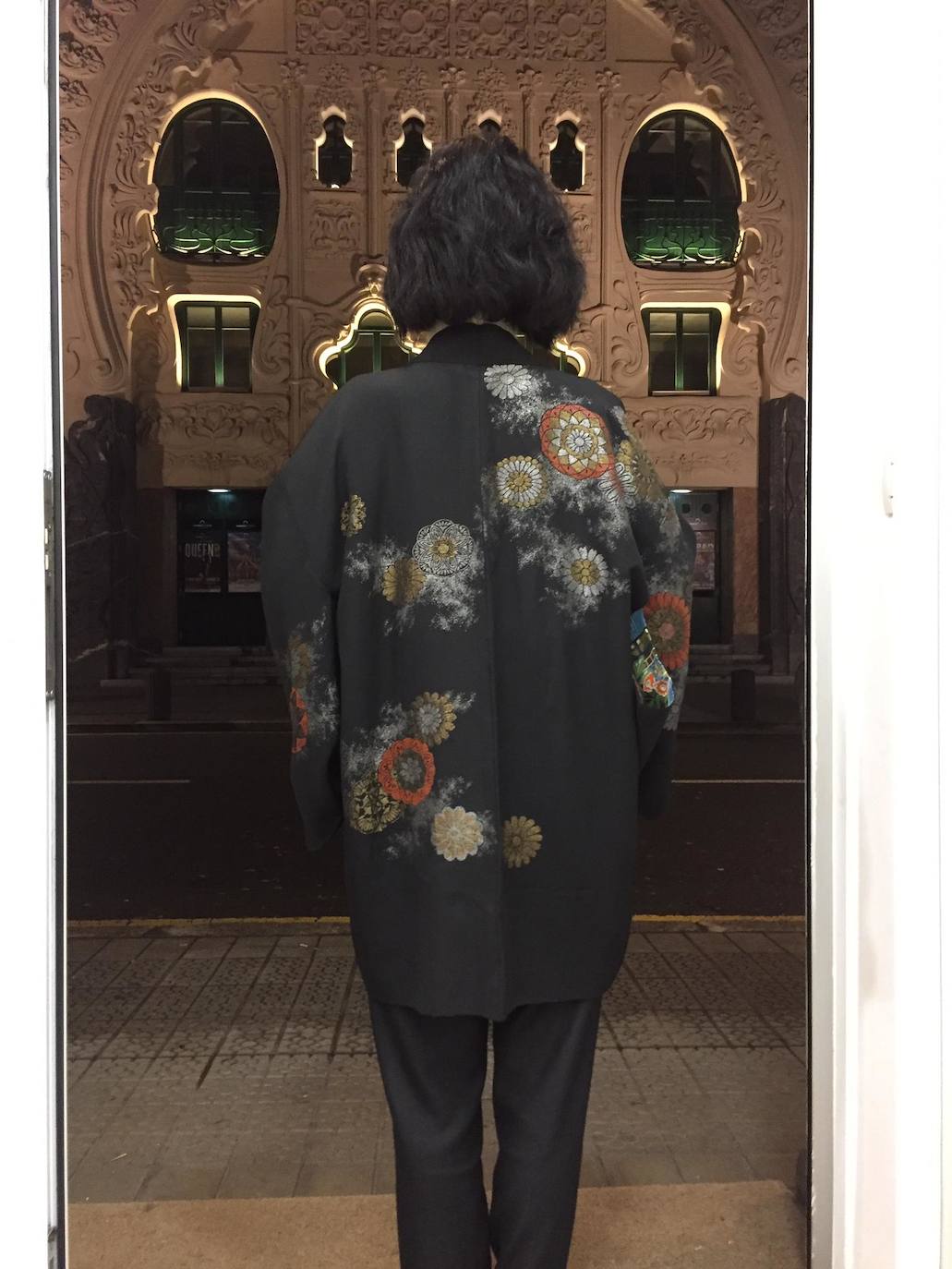 Kimono 'vintage' negro con flores doradas en la espalda de la firma bilbaína 'Mono no Aware' (180 euros). 