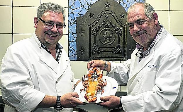 De izquierda a derecha, los hermanos Knörr, Álvaro y Guillermo, en la cocina de Iturri-Ondo. 