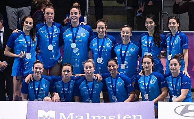 Las jugadoras del CN Sabadell posan con la medalla de plata.