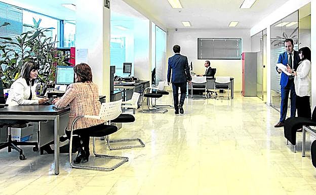 Patio de operaciones de una entidad financiera española, en plena actividad.