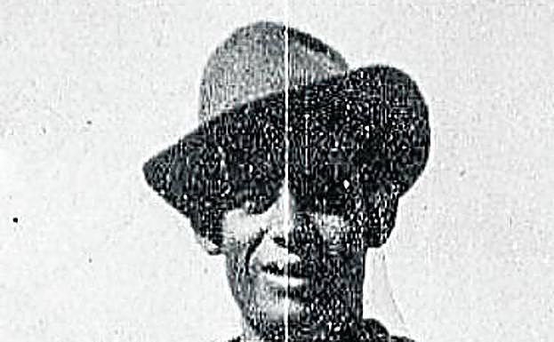 Francisco Martín Olmos posa en la estación de Yera (1959), año del cale entre las galerías desde Posada de Pedrosa y Vega del Pas.