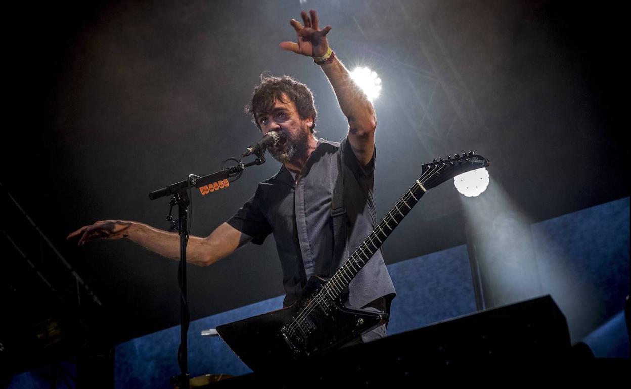 Gorka Urbizu, durante el último concierto de Berri Txarrak.