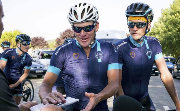 Lance Armstrong, en una ruta cicloturista. 