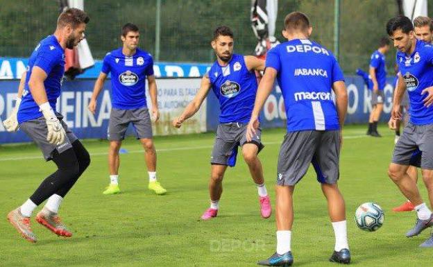 Peru Nolskoain, en un rondo de entrenamiento con el Deportivo.