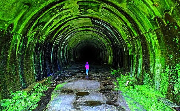 El deterioro se ha adueñado de la galería, construida con hormigón defectuoso y presa de la humedad.