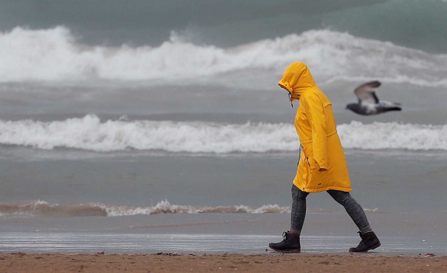 Mal tiempo en la playa de la Malvarrosa, Valencia