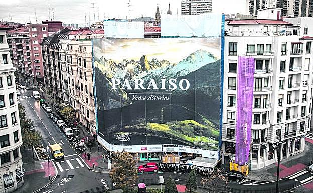 La instalación de un enorme toldo publicitario en un edificio de la Plaza Arriquibar y las casetas de obras han tapado los escaparates de los comercios.