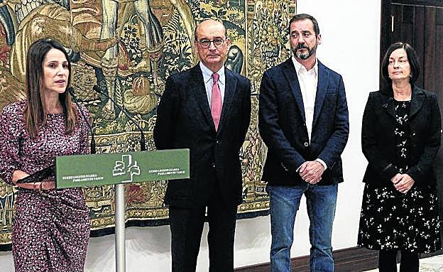 La presidenta del Parlamento, Bakartxo Tejeria, con los cinco expertos al arrancar su trabajo el pasado mes de octubre.