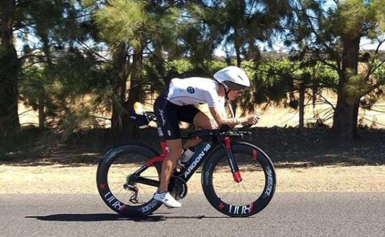 La deportista vasca en el tramo en bicicleta en la prueba australiana. 