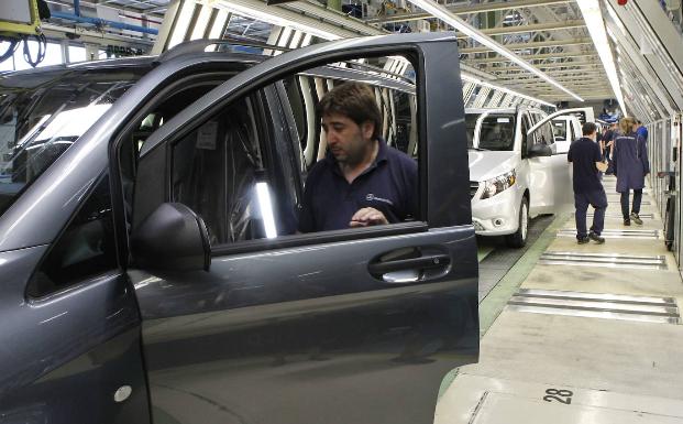 Trabajadores en la linea de montaje de la planta de Mercedes en Vitoria.