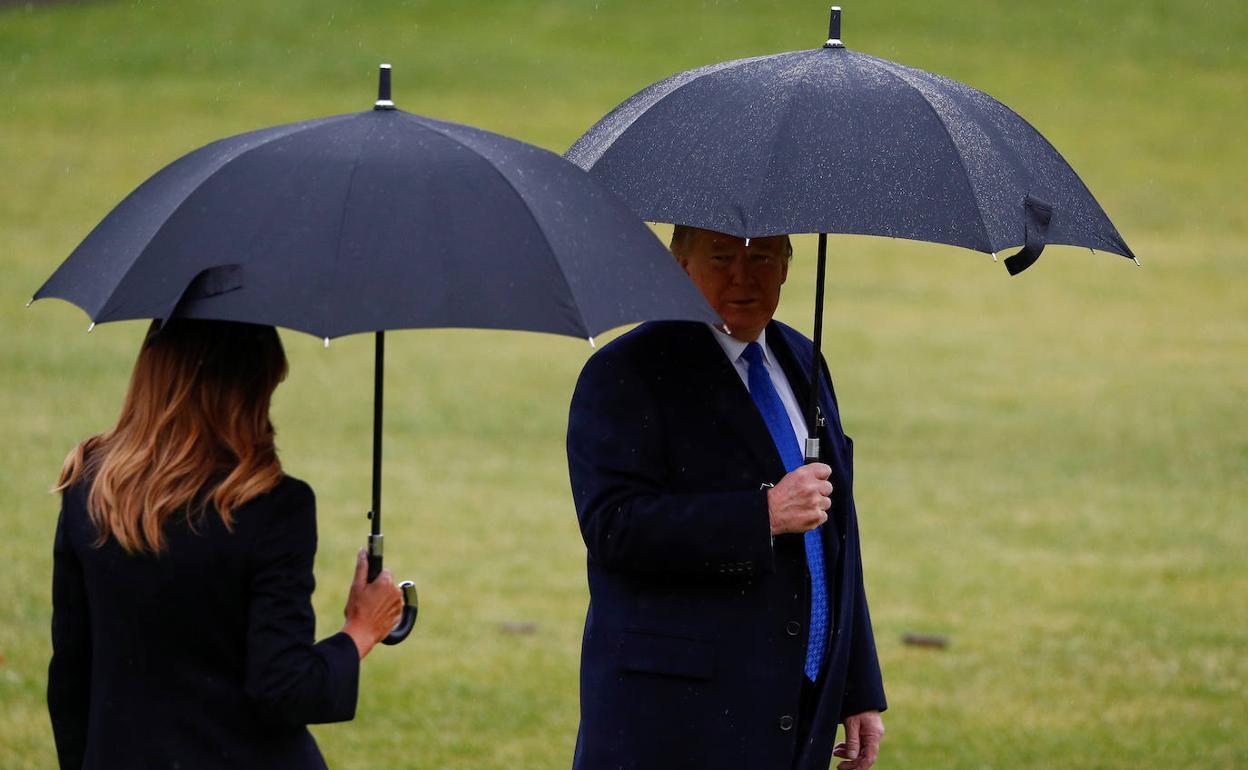 Donald Trump y su esposa, en los jardines de la Casa Blanca.