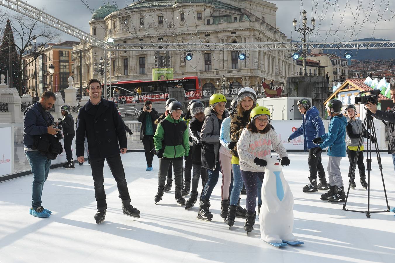 Fotos: Iniciativa solidaria de Javier Fernández en la pista de hielo de Bilbao