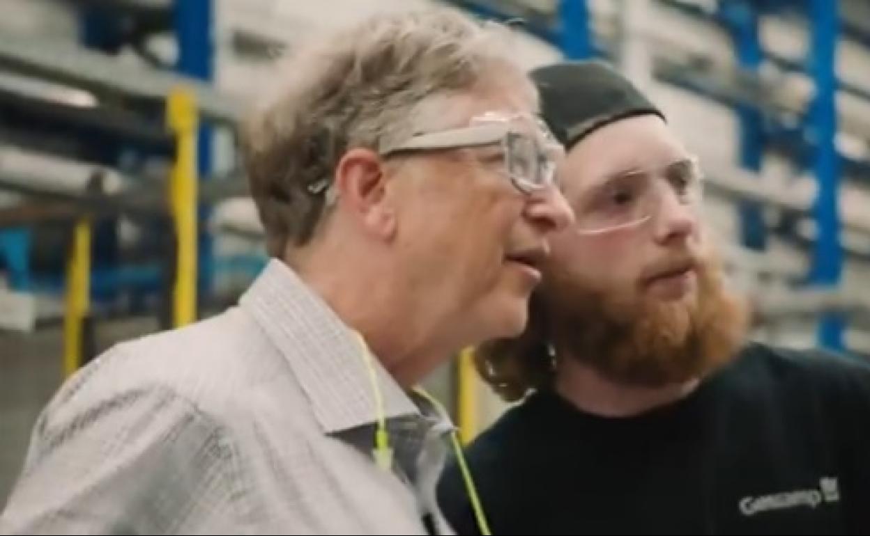  Bill Gates, con un estudiante en una fábrica de Gestamp.