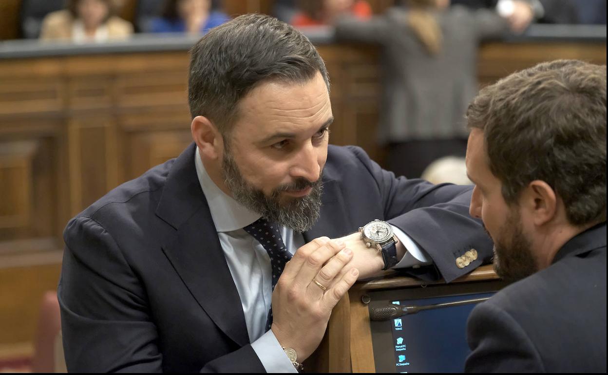 Abascal conversa con Casado en la bancada del PP durante la sesión constitutiva del Congreso.