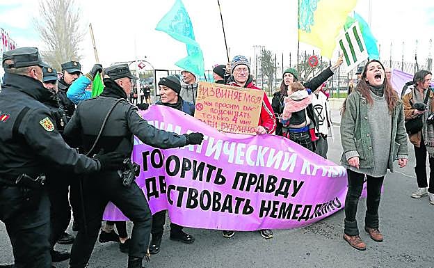 Ecologistas rusos llegados a Madrid protestan contra el cambio climático.
