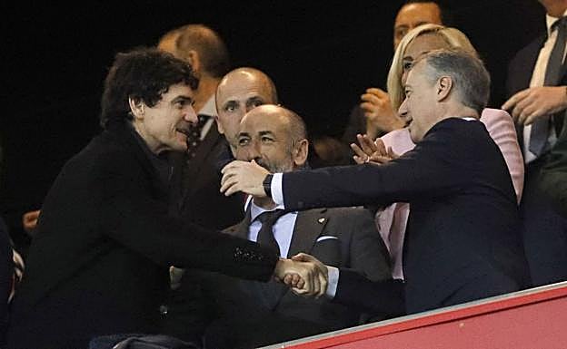 De izquierda a derecha, Unai Rementeria, Aitor Elizegi e Iñigo Urkullu en el palco de San Mamés. 