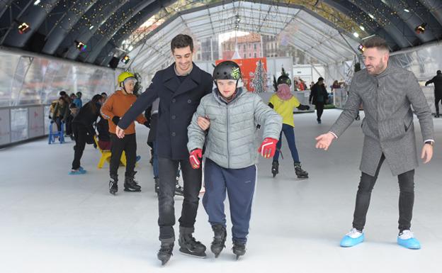 Javier Fernández acompaña a uno de los chavales en la pista de El Arenal. 