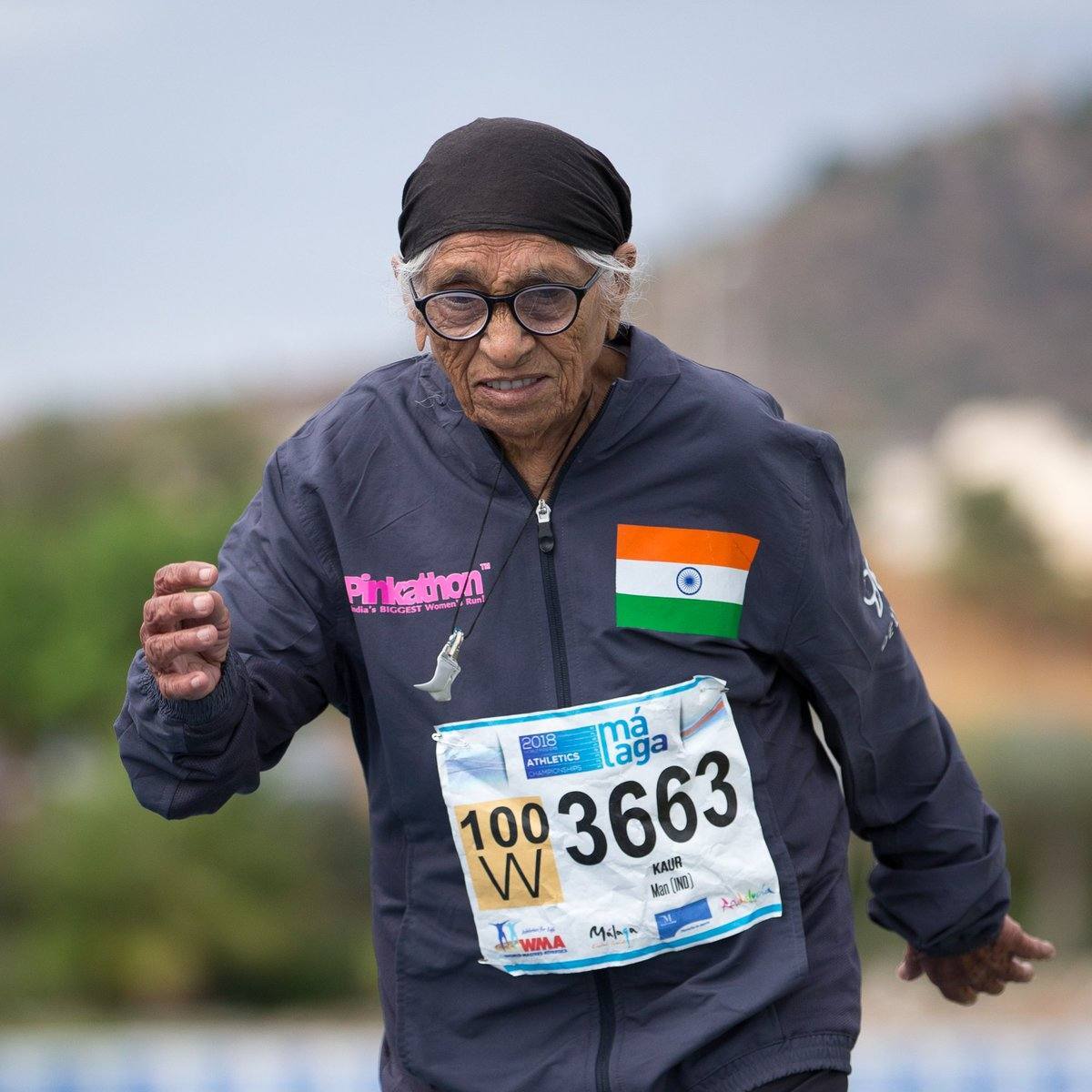 Man Kaur, 103 años."Aquí está la increíble Man Kaur de India, quien, con 103 años, es mi Sra. Diciembre en mi calendario 2019. Tomé esta foto justo después de que ella corriera los 200 metros en los World Masters Games en Málaga. Ganó. ¿Quién mejor para inspirarnos a mantenernos activos y felices hasta fin de año?". Man Kaur comenzó a correr en 2009, cuando tenía 90 años. Fue idea de su hijo, que es su coach. Enseguida empezó a acumular medallas. Destaca en varias disciplinas: lanzamiento de bola, jabalina, carrera de 60 metros y de 200 metros. Durante los veranos, se dedica a entrenar a una treintena de atletas jóvenes. Kaur sigue un régimen de dieta estricto que incluye leche de soja y kéfir caseros, zumo de trigo, nueces, lentejas y chapatis hechos de trigo germinado. Man Kur es bisabuela y mide apenas 1,50 metros.