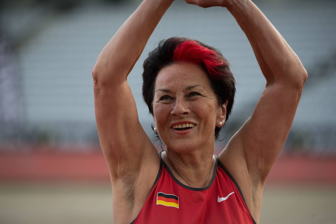 Ingrid Meier, 70 años. Tomé esta foto en agosto de 2017, justo después de que cruzara la línea como campeona de Europa en la carrera de 200 metros en el Campeonato Europeo en Aarhus, Dinamarca. Su tiempo fue de 31.55 segundos increíbles, solo un poco más que su récord europeo y mundial aún más increíble de 31.30 segundos alcanzado a principios del año pasado. Ingrid también tiene el récord mundial femenino para el evento de 100 metros: 14.73 segundos. Increíble, ¿eh? Piense en Usain Bolt en los Juegos Olímpicos de Londres corriendo 100 metros a menos de 10 segundos. Compare y contraste: estamos hablando de una mujer de 70 años”. Estoy constantemente sorprendida por las ventajas inesperadas que se me presentan debido a mi trabajo como fotógrafa. Aquí hay un ejemplo. Rastreé a Ingrid cuando decidí ponerla en mi calendario, ya que quería enviarle uno. Cuando lo recibió, correspondió enviándome las galletas alemanas más deliciosas que he probado, hechas por ella. Pero lo más importante, hemos desarrollado una amistad. Intercambiamos fotos de nuestros nietos y creo que puedo decir con seguridad que somos amigas”. 