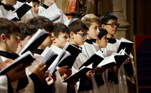 El prestigioso coro de la Escolanía de San Lorenzo del Escorial cantó por primera vez en la Catedral Nueva de Vitoria.