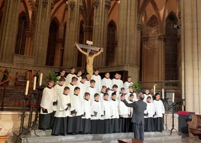 Imagen secundaria 1 - Tres momentos de la actuación de la Escolanía del Escorial.