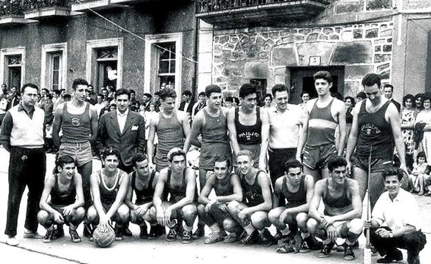 Imagen principal - Una exhibición en Campezo con Merino como árbitro que supuso el germen del CD Vasconia y Añua impartiendo en Mendizorroza un curso de entrenador regional. A la derecha, su foto como representante alavés de la Asociación Española de Entrenadores.