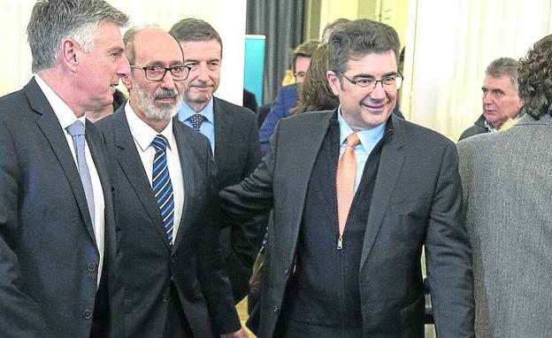 El consejero delegado de Euskaltel, José Miguel García, y el nuevo presidente Xabier Iturbe, saludando al presidente de Adegi.