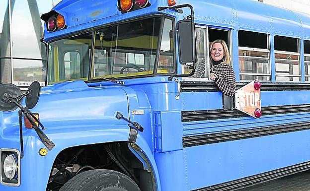 La alcaldesa de Barakaldo, Amaia del Campo, en el bus 'Fortnite'. 