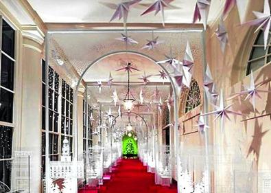 Imagen secundaria 1 - La sala de recepcion diplomática, en rojo y dorado. La columnata del ala Este, ornamentada en blanco y cristal. A la derecha, uno de los 20 abetos.