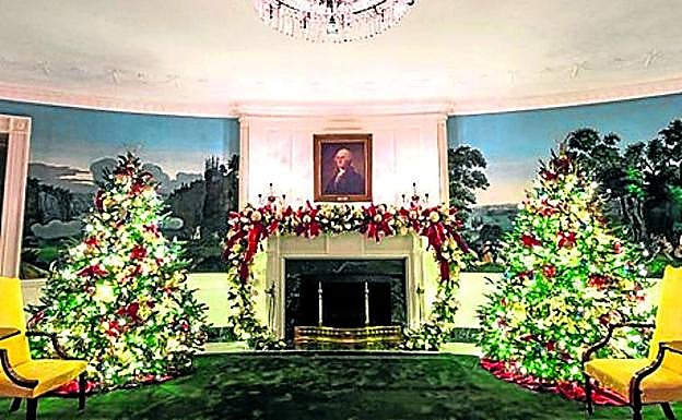 Imagen principal - La sala de recepcion diplomática, en rojo y dorado. La columnata del ala Este, ornamentada en blanco y cristal. A la derecha, uno de los 20 abetos.