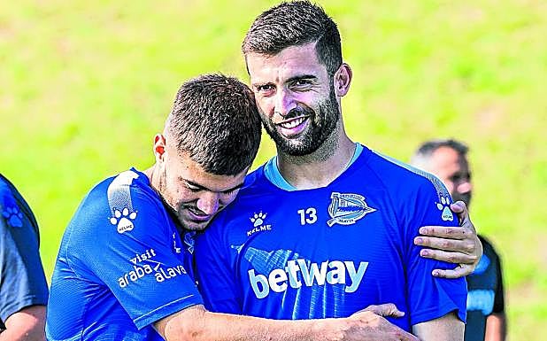 Martín abraza a Sivera durante un entrenamiento en Ibaia. 
