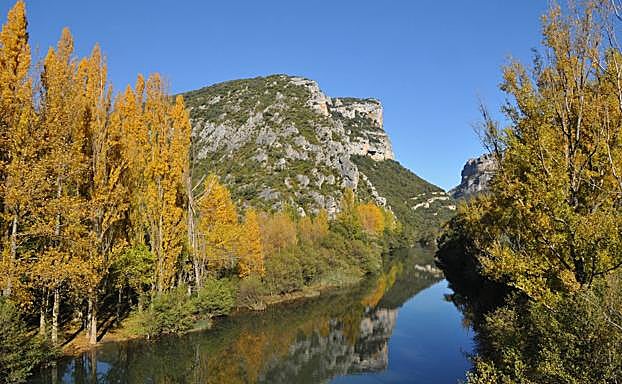 El Ebro, a su paso por la comarca.