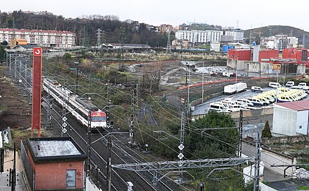 Las vías separan Punta Zorroza del centro del barrio. 