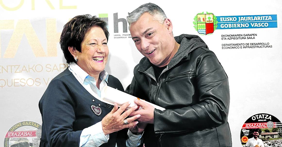 Ricardo Pérez, chef del restaurante Yandiola, entrega el reconocimiento a Mari Carmen de Luzuriaga de la quesería Lekuona.