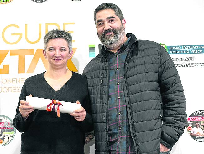 Arantxa Garaiburu de quesos Larte, junto al chef del restaurante Zarate, Sergio Ortiz de Zarate.