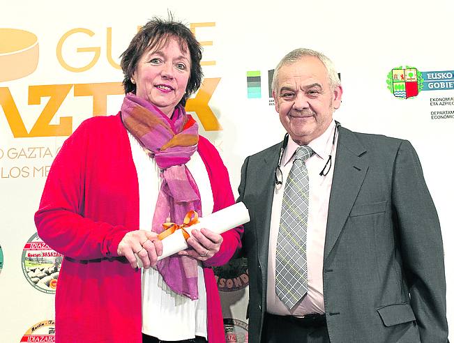 Eli Gorrotxategi de La Lece posa con el cocinero del Zortziko, Dani García, tras recibir el diploma.