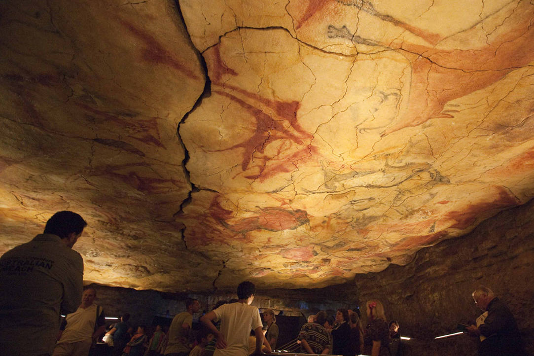 Visitantes en la neocueva.