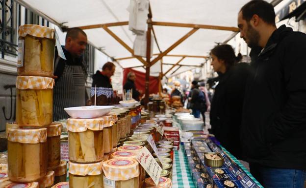 El Mercado de la Almendra se celebra cada primer sábado de mes en el Casco Medieval. 