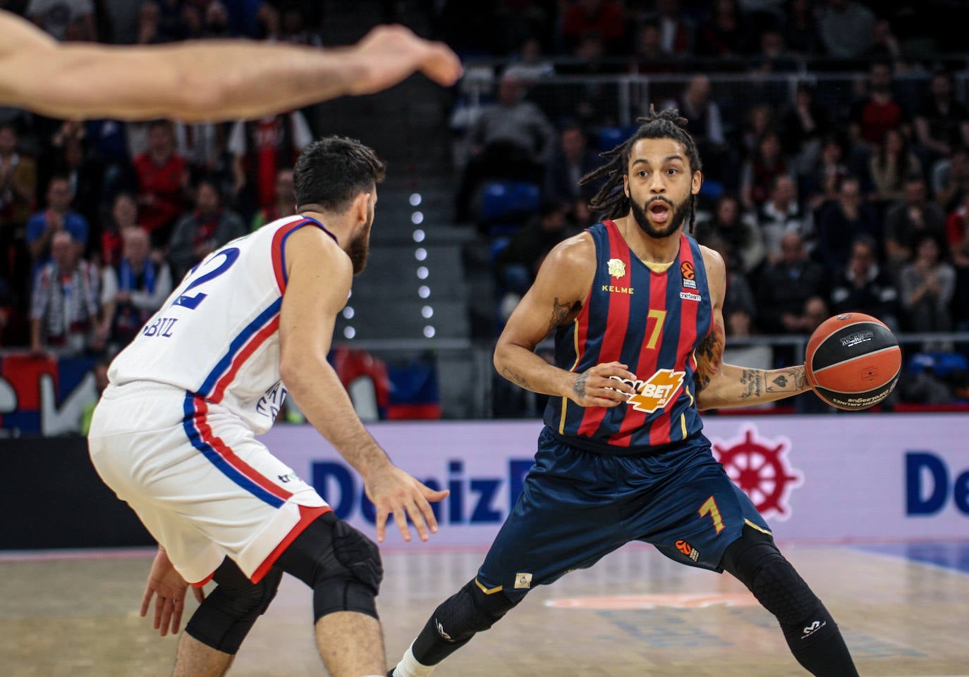 Fotos: Las mejores imágenes del Baskonia - Efes de la Euroliga 2019