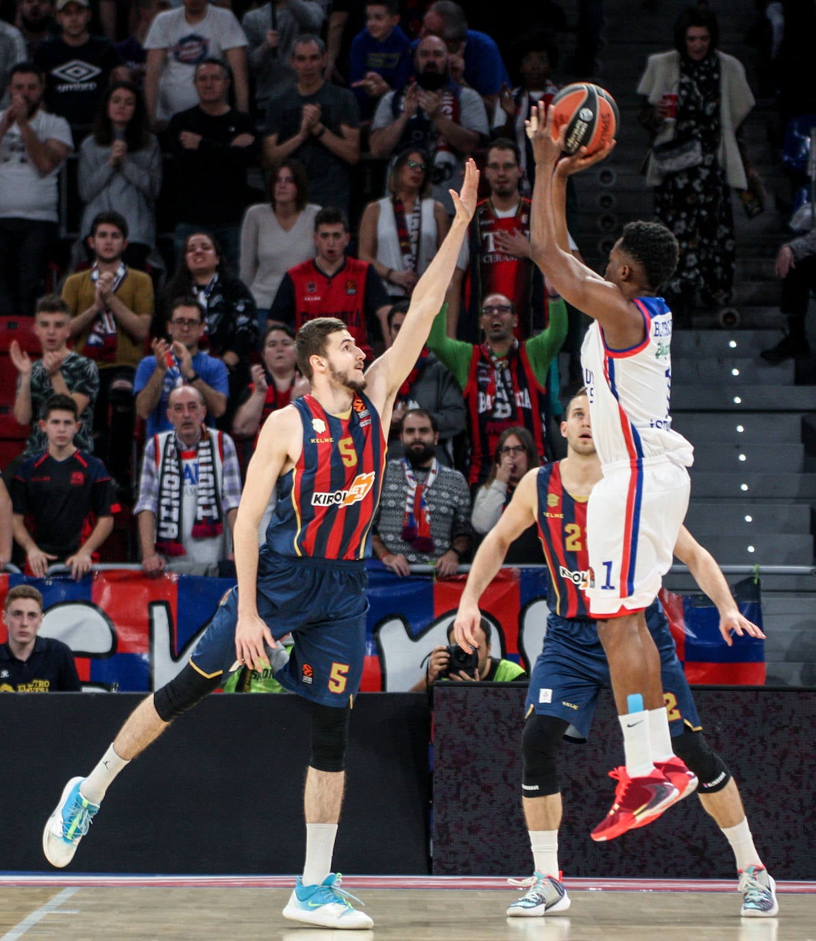 Fotos: Las mejores imágenes del Baskonia - Efes de la Euroliga 2019