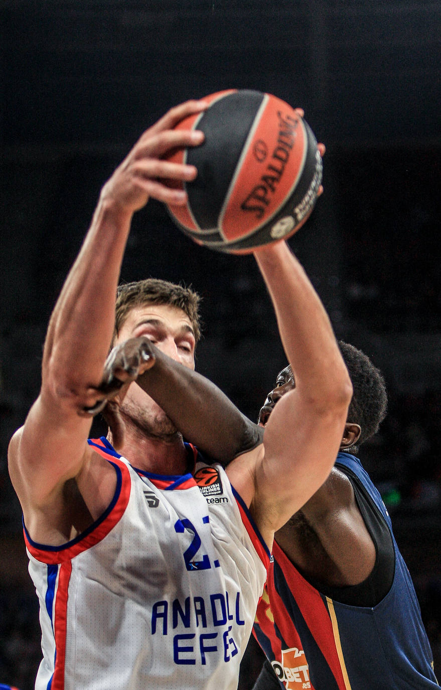 Fotos: Las mejores imágenes del Baskonia - Efes de la Euroliga 2019