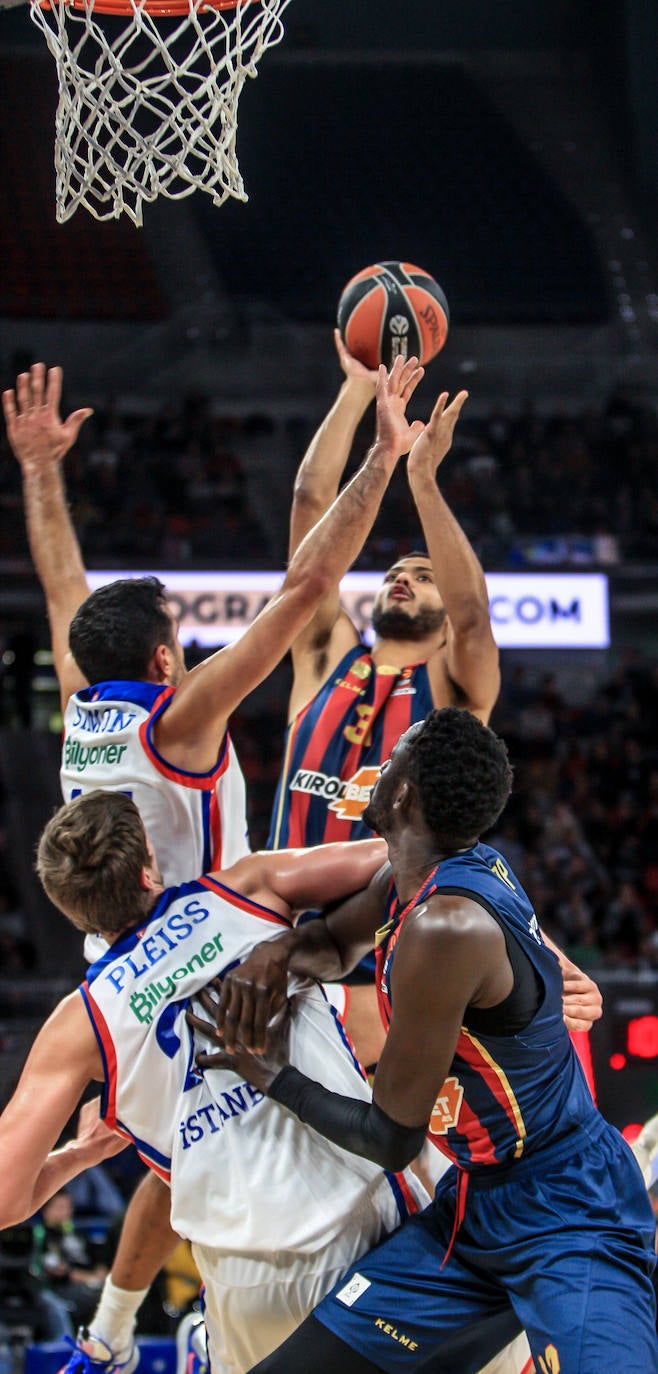 Fotos: Las mejores imágenes del Baskonia - Efes de la Euroliga 2019