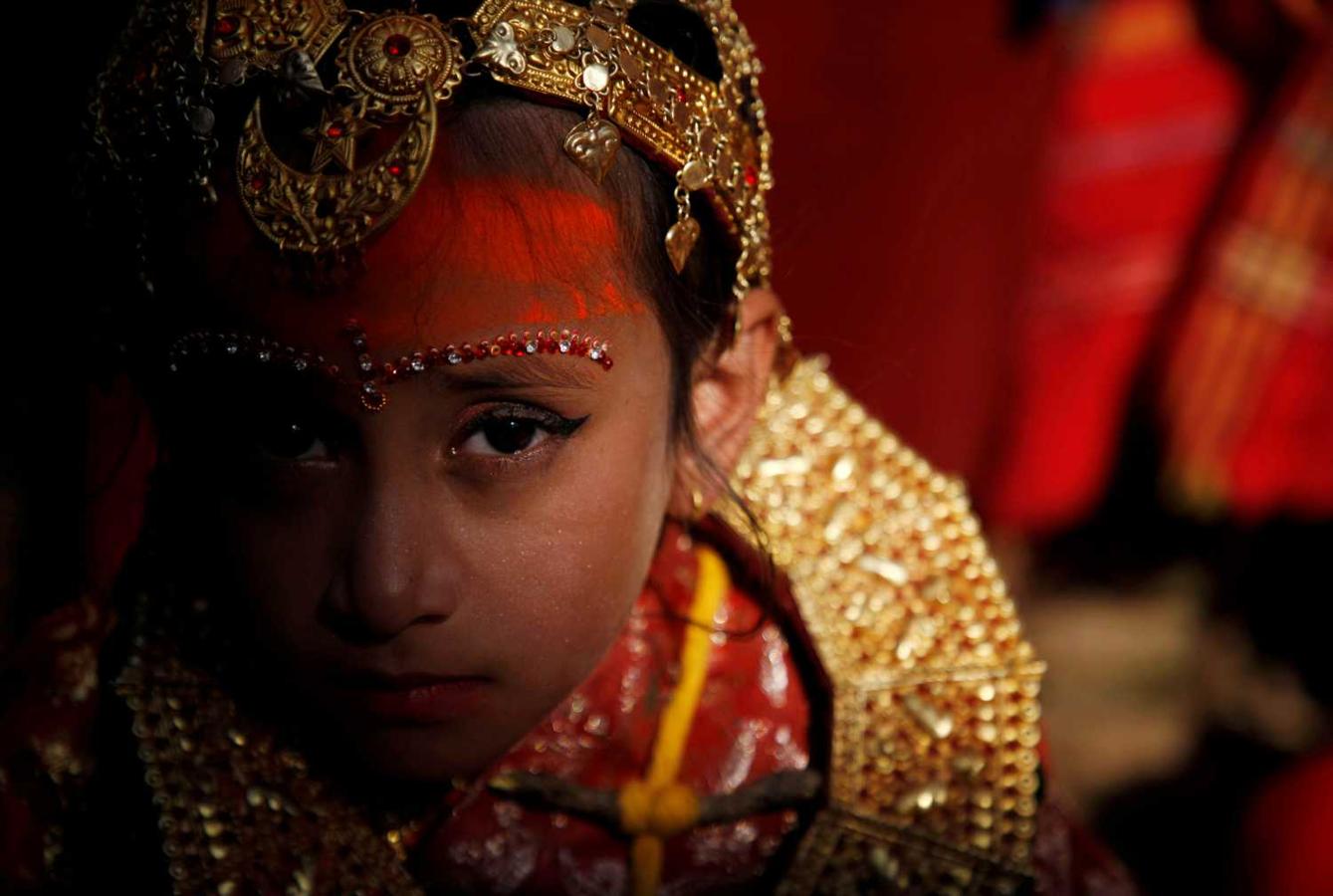 Una niña Newari participa en la ceremonia Ihi en Bhaktapur, Nepal