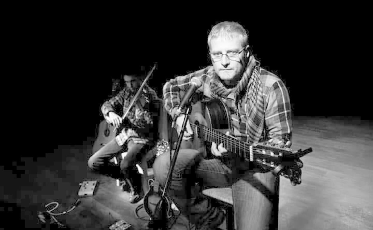 Mikel Markezek bere 30 urteko ibilbideko lan batzuk berrikusi ditu. 